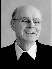 Ein Porträtfoto von Bischof Franz Kamphaus in schwarz-weiß