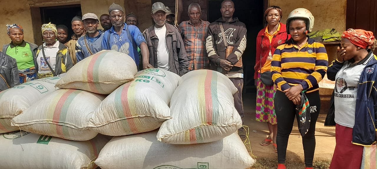 Das Team der Kaffee-Plantage mit Kaffee-Säcken