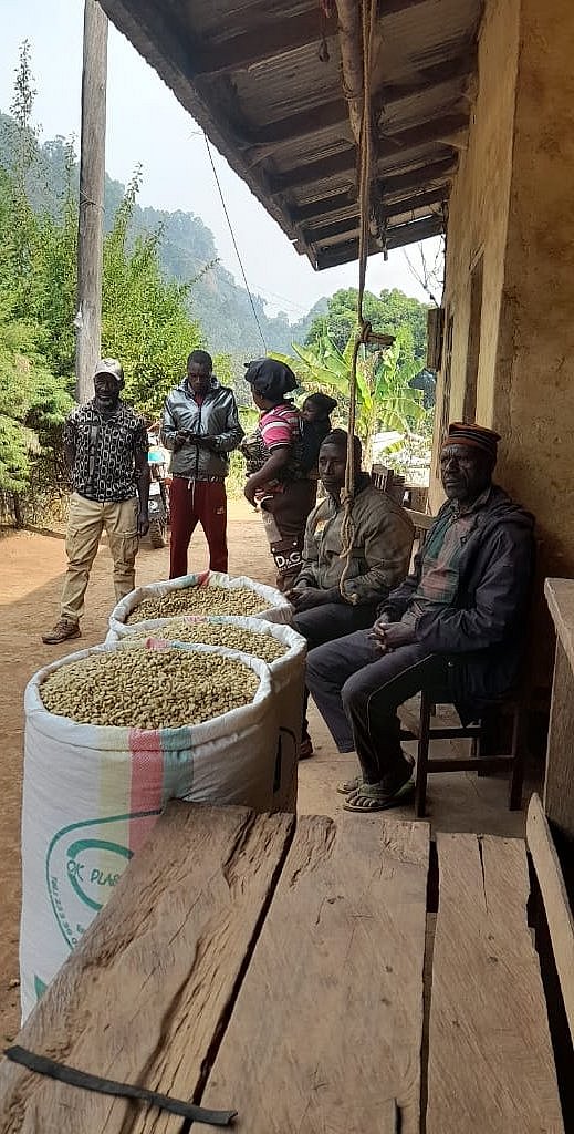 Kaffee-Bauern und Kaffee in Säcken