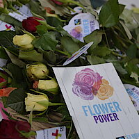 Faire Blumen für Frauenrechte